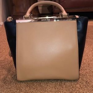 ⬇️ Michael Kors Lana Suntan Black Leather Bag